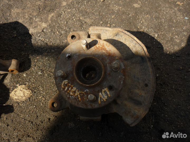 Поворотный кулак передний левый Киа Спектра