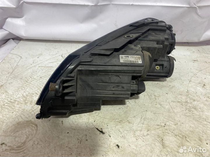 Фара правая VW Passat (B7) 2011