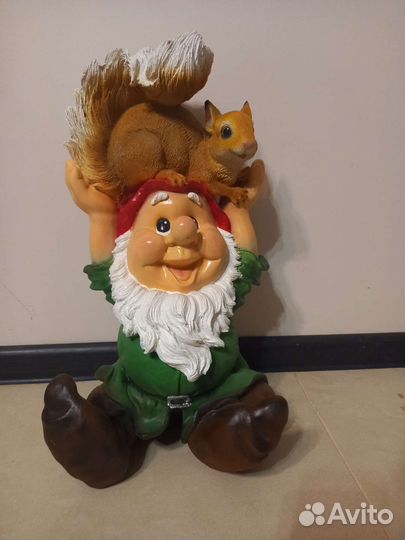 Садовая фигурка гном с белкой