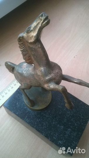 Бронзовая статуэтка коня