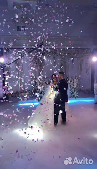 Холодные фонтаны, тяжелый дым, конфетти, снег