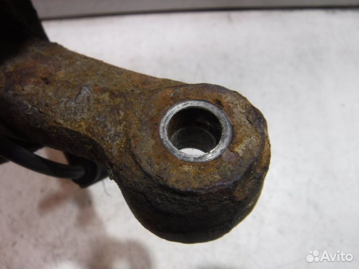 Кулак передний левый Toyota Avensis I