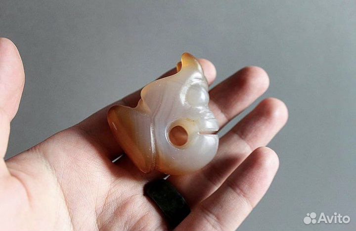 Амулет «Эмбрион дракона» красный агат Хуншань