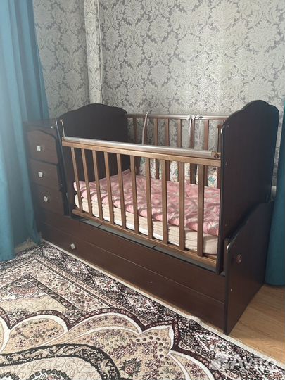 Детская кроватка с маятником и ящиком