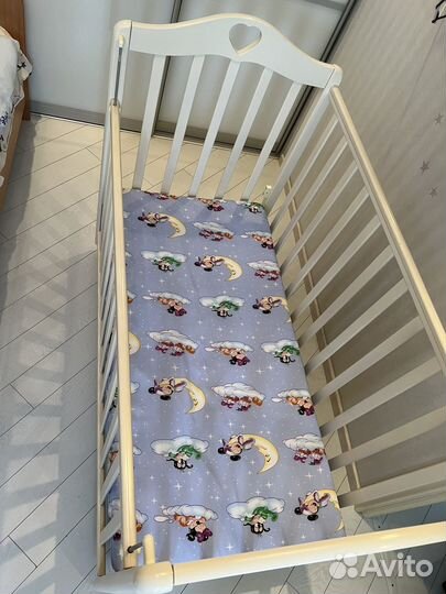 Детская кроватка с маятником