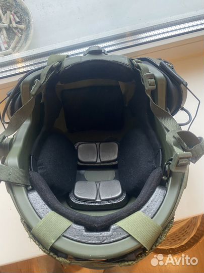 Тактический шлем с активными наушниками