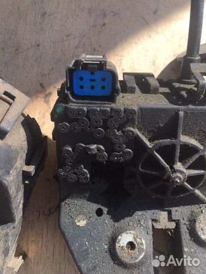 Форд Фокус-1 Замок на крышку багажника