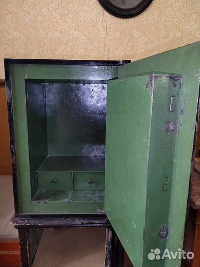 Сейф старинный