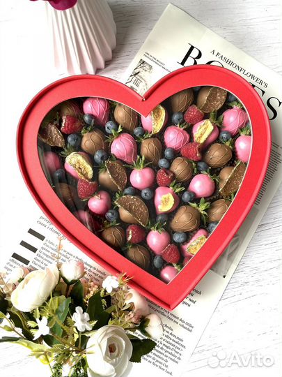 Клубника в шоколадев коробке сердце XL