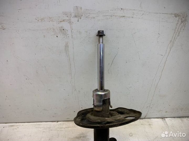 Амортизатор правый Toyota Rav4 40 2012-2019