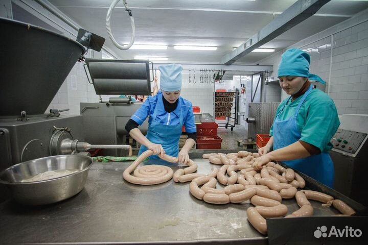 Рабочие - грузчики в колбасный цех