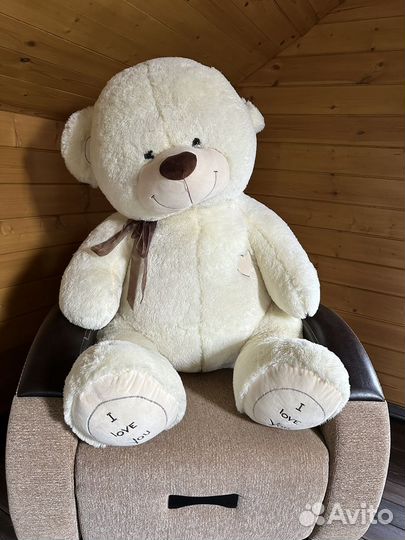 Большой плюшевый медведь
