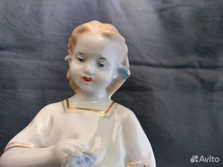 Статуэтка девочка с венком. Старая гжель