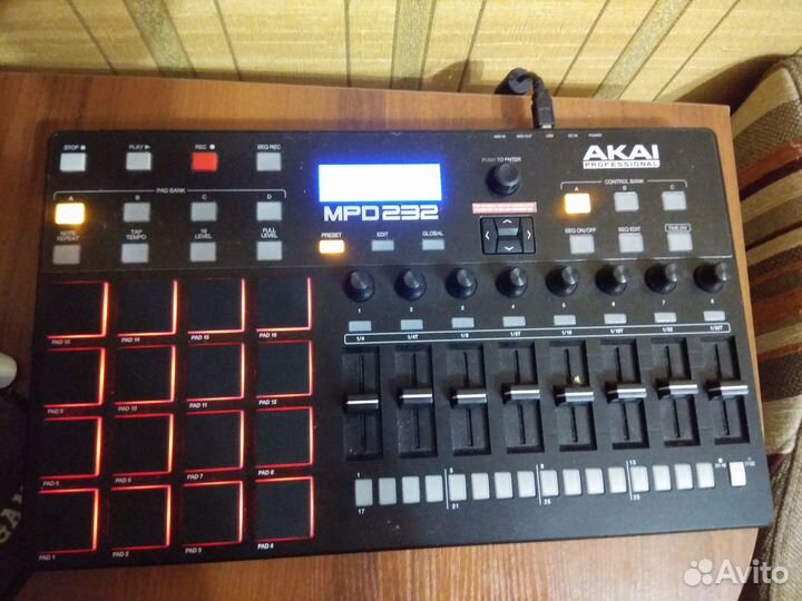 Пад контроллер akai PRO MPD232