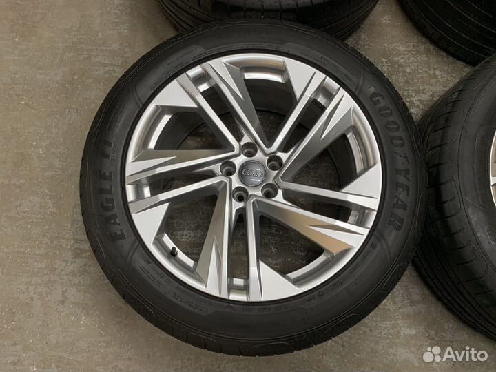 Оригинальные летние колеса R20 на Audi Q7