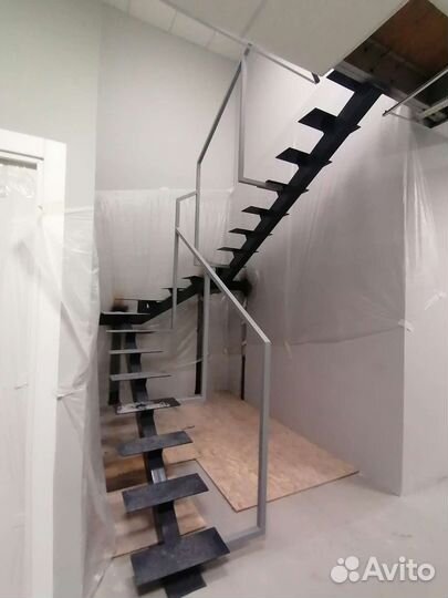 Лестница на металлокаркасе