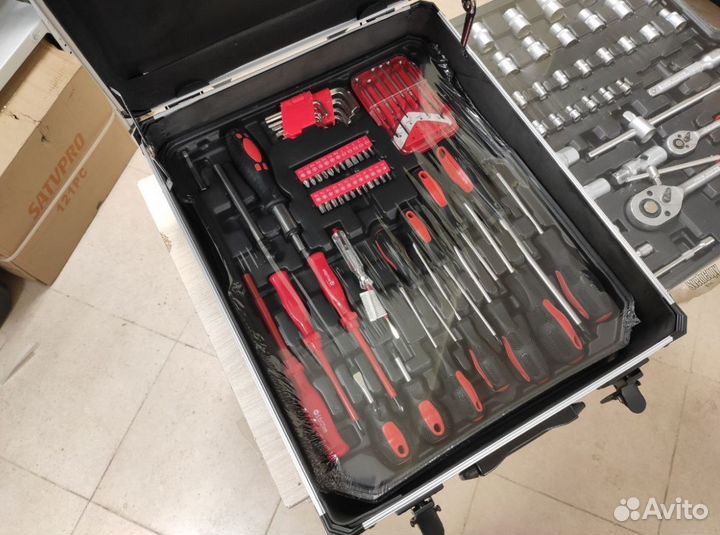 Набор инструментов в чемодане