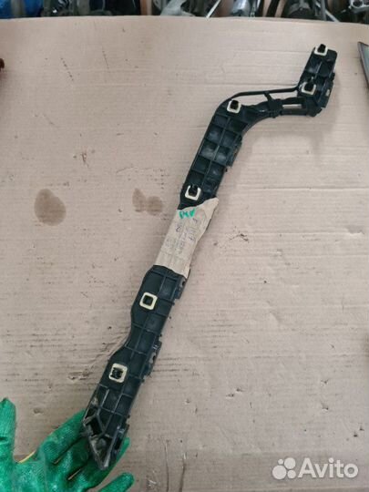 Крепление бампера заднее левое Toyota Land Cruiser