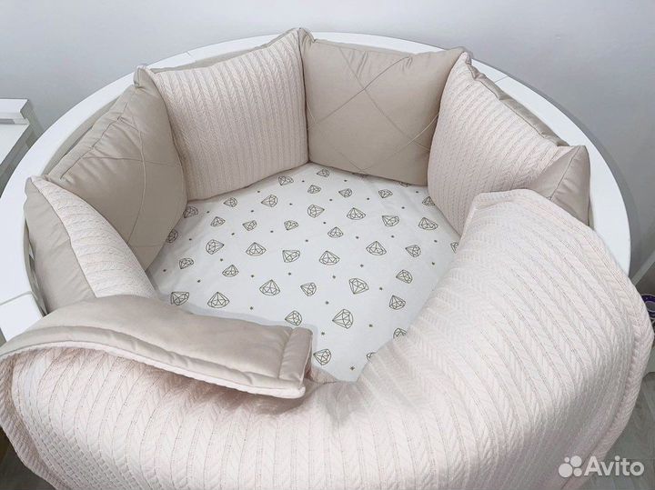 Вязанный комплект бортиков в кроватку с одеялом