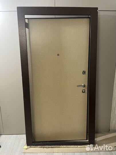 Дверь входная металлическая правая бу