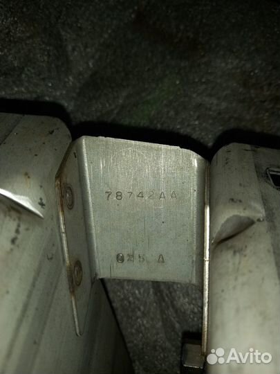 Правый кронштейн усилителя бампера сайбер, стратус