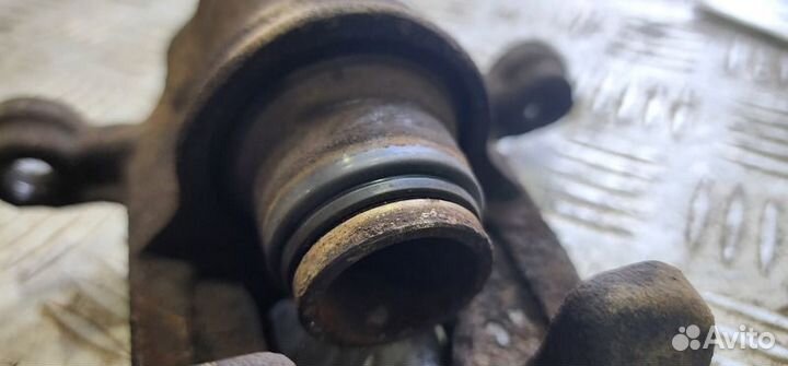 Суппорт задний левый Nissan Juke F15