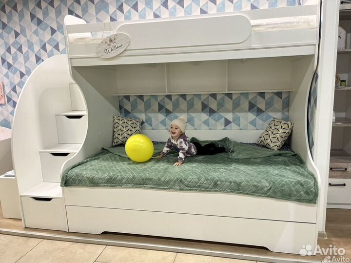 Двухъярусная кровать три спальных места