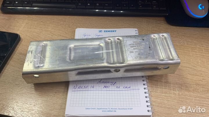 VAG 8E0 807 332 B Кронштейн бампера правый