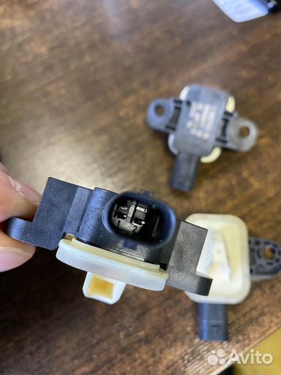 Датчик удара Airbag Mercedes A1668210351