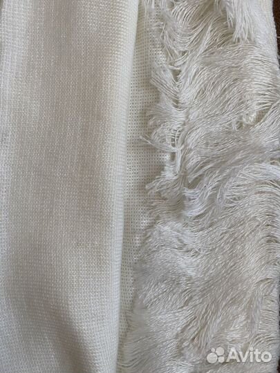 Кашне белого цвета, длина изделия 112 см