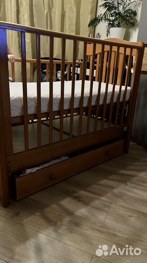 Детская кроватка с маятником и ящиком