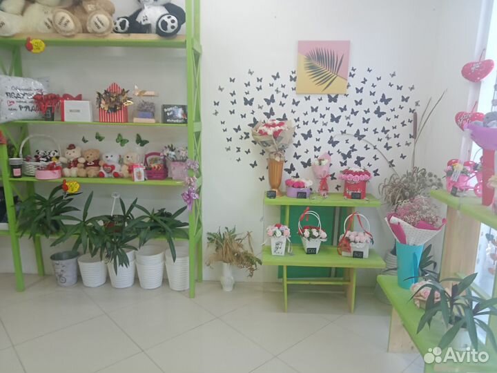 Цветочный магазин возле школы