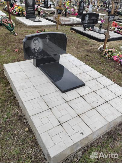 Памятники из гранита + ваза в подарок