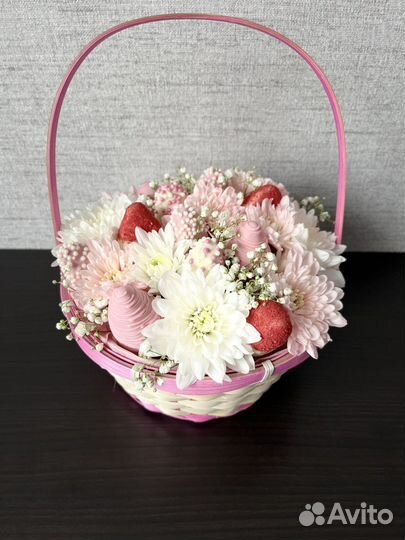 Клубника в шоколаде в корзине подарок на 8 марта