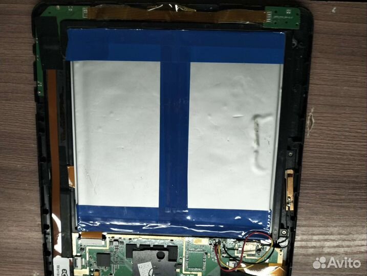 Планшет с разбитым стеклом в левом углу