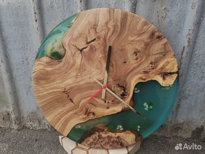 Часы из слэба карагача со мхом и песком