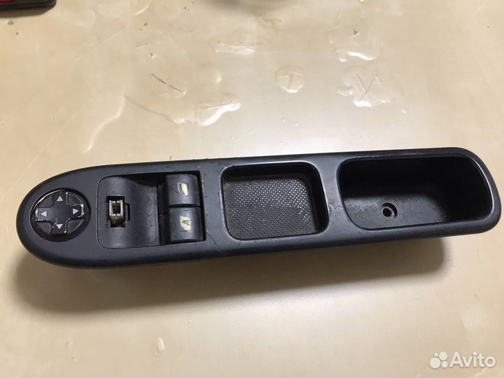 Блок управления стеклоподъемниками Peugeot 207