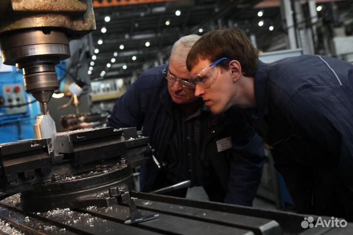 Токарь-расточник