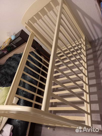 Детская кроватка с маятником