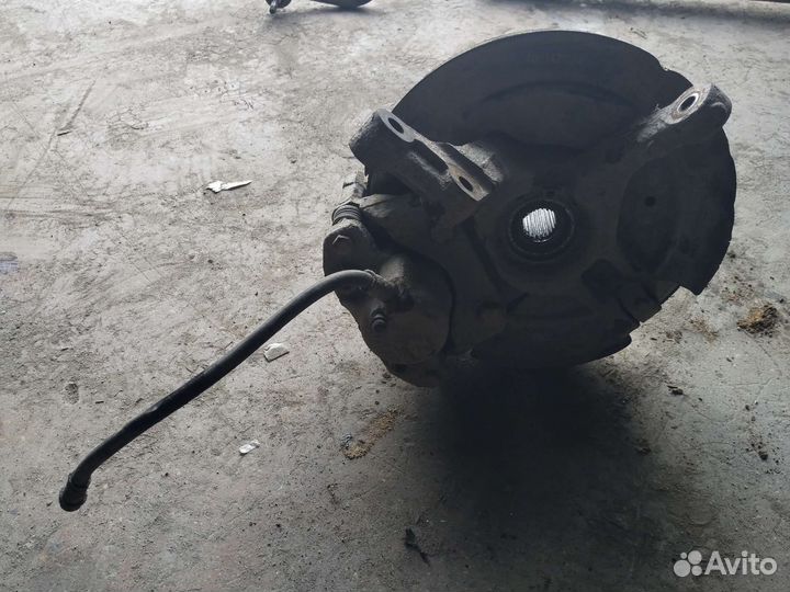 Поворотный кулак передний правый Renault Sandero