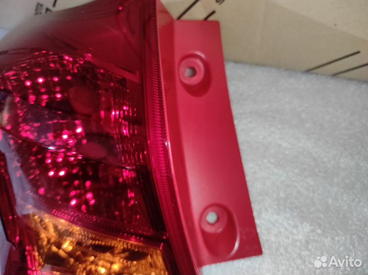 Левый фонарь Toyota Auris