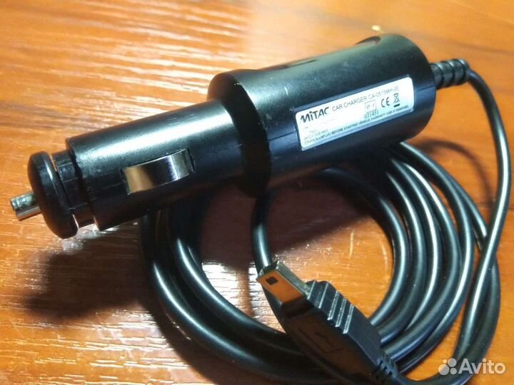 Автомобильная зарядка планшета и мобильных телефон