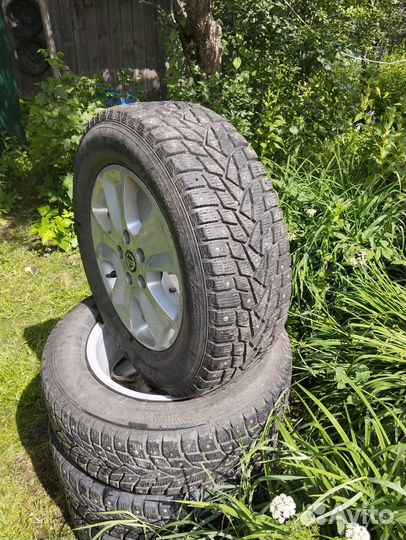 Dunlop Grandtrek Ice 02 215/65 R16
