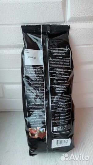 Кофе, гранулированный шоколад и молоко