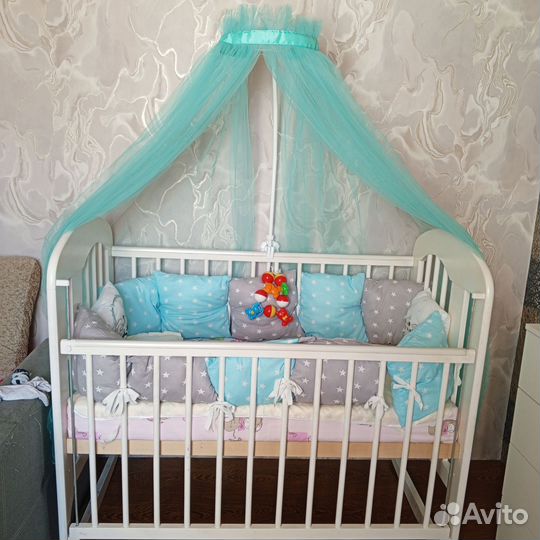 Детская кроватка с маятником