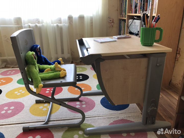 Учебный стол. Растущие парта и стул Дэми