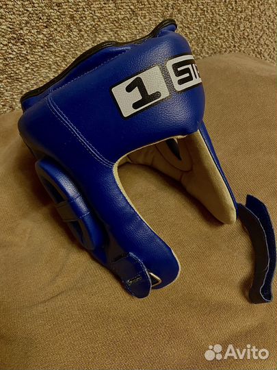 Боксерские перчатки и шлем