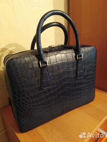 Швея кожаных сумок