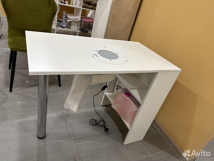 Маникюрный стол с вытяжкой