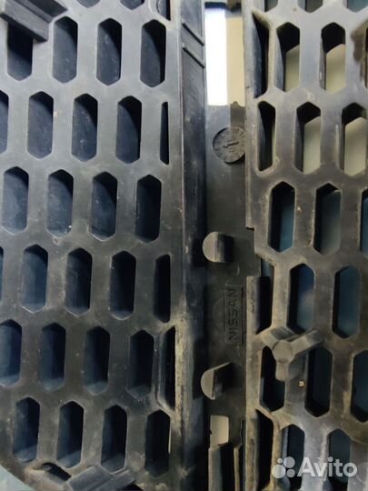 Решетка радиатора левая Nissan Almera N16E